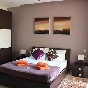 Sunny 2 Bedroom, 2 Bathrooms, Seaside Apt. Sliema